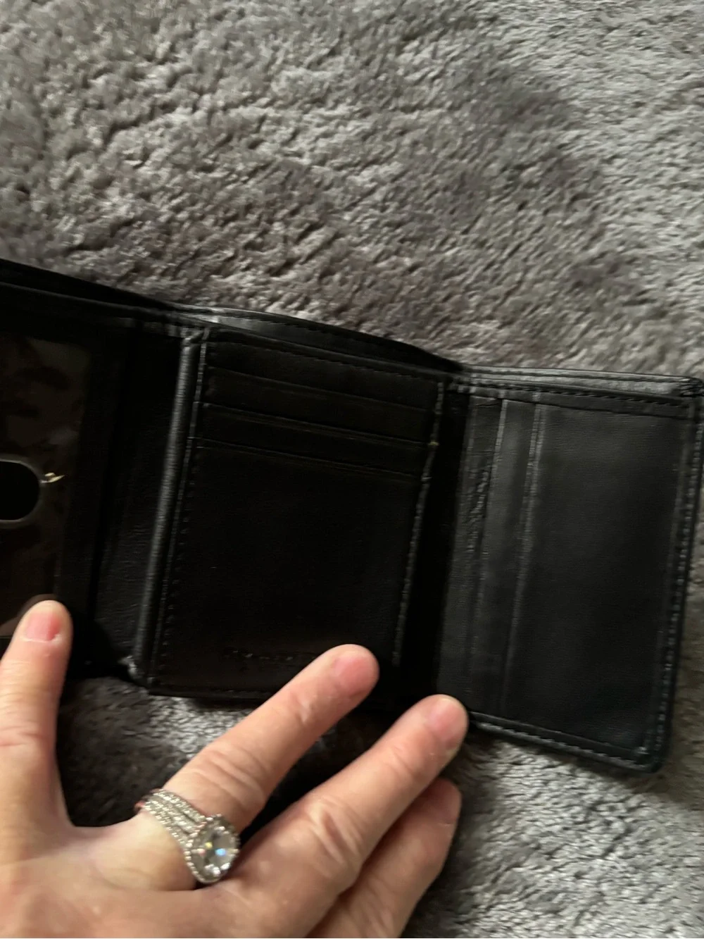 Roundtree men’s Black Leather Bi-Fold Wallet - Classic Minimalist